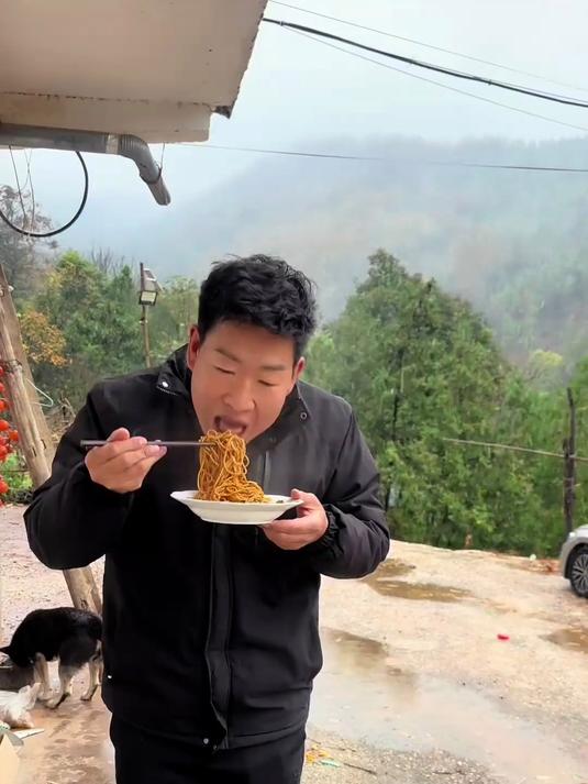 大雪天在户外嗦热干面也太爽了！让泡面大神都直呼性价比最高的牌子找到了！