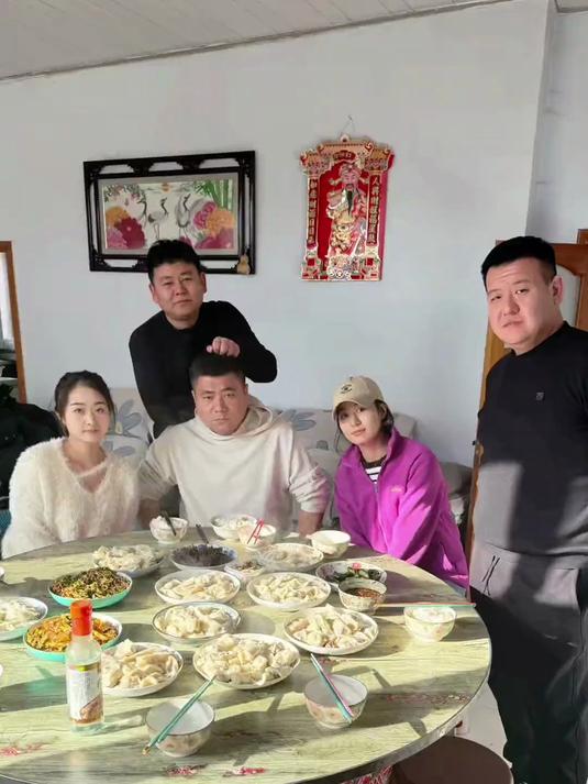 冬至一起吃饺子,海参酸菜鹿肉馅,祝大家冬至安康