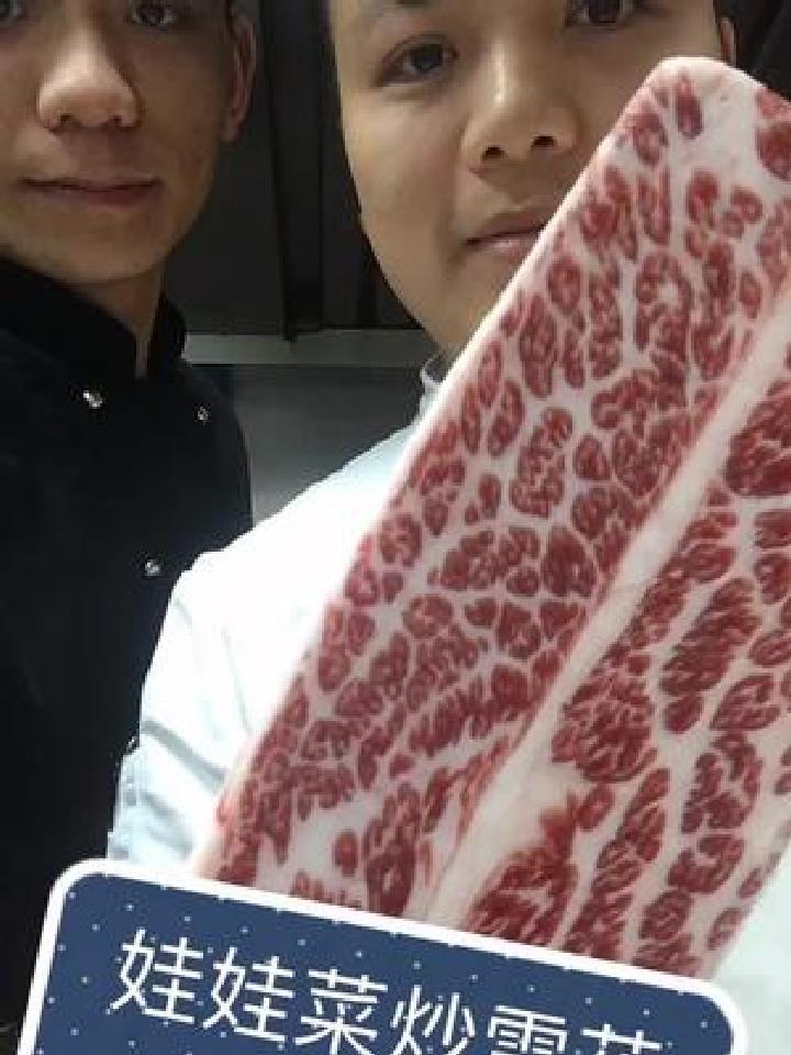 简简单单炒一个蔬菜。不过像这样的牛肉涮火锅就比较好吃
