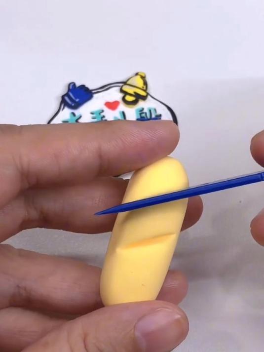 一起来用橡皮泥制作出表情包中的法棍面包吧!