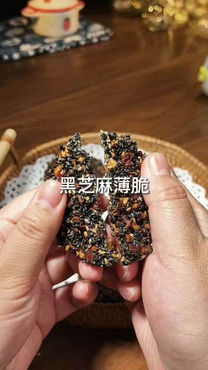 满满芝麻香,在家0难度就可以做的芝麻薄脆,一口下去嘎嘣脆,好吃又健康!#芝麻薄脆