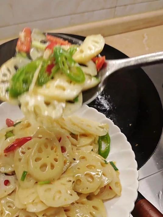 莲藕就这样简单清炒一下,酸甜开胃,吃口爽脆,孩子们很喜欢