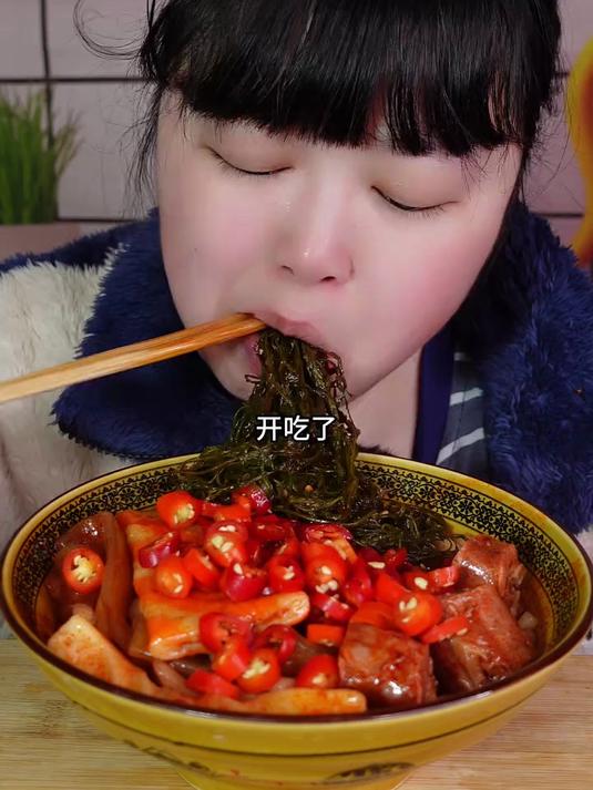 挑战一元一杯的爆辣曹氏鸭脖 真的有很多鸭脖哦