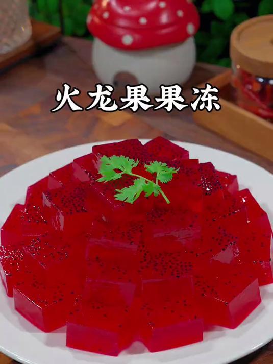 把火龙果放进清水中捏碎,做出来就是甜品店的一道经典美食