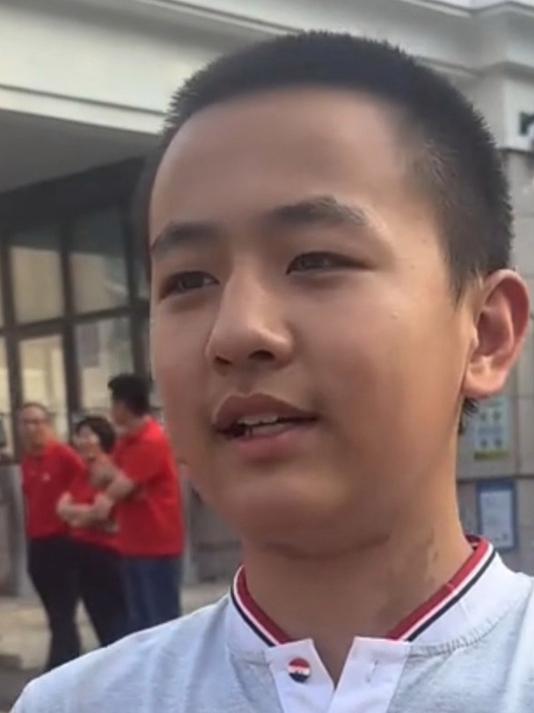 物化政高考结束,弟弟为他送上了别样的“花”,“爆米花也是花”