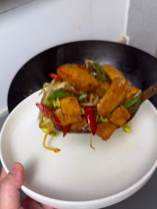 简简单单的香干豆芽炒肉,就按我这样炒真的巨下饭