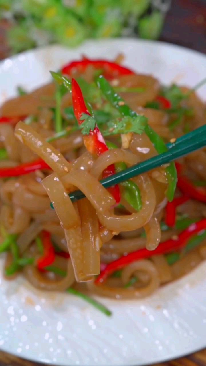 肉皮像我这样凉拌一下,酸辣爽口,比大鱼大肉都好吃,你也试试吧