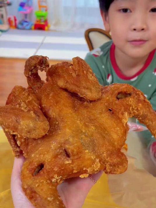 今天和儿子的下午茶,韩国街头朴实无华的老式韩国炸鸡