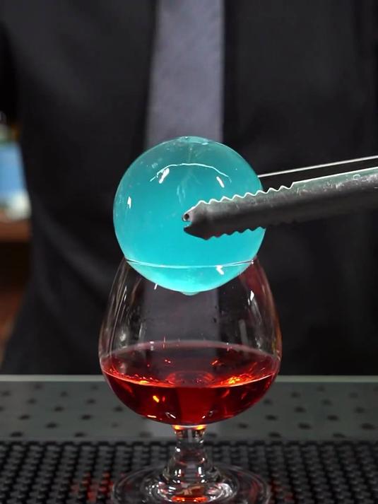 蓝色星球鸡尾酒：空心冰球制作、拥有着无限的爱