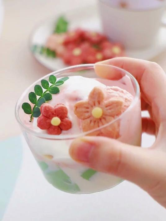 用一杯满满春天气息的冰淇淋 来做下午茶 真的太美好了