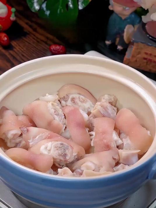 解腻黄豆猪蹄汤:油腻后喝,清润又开胃