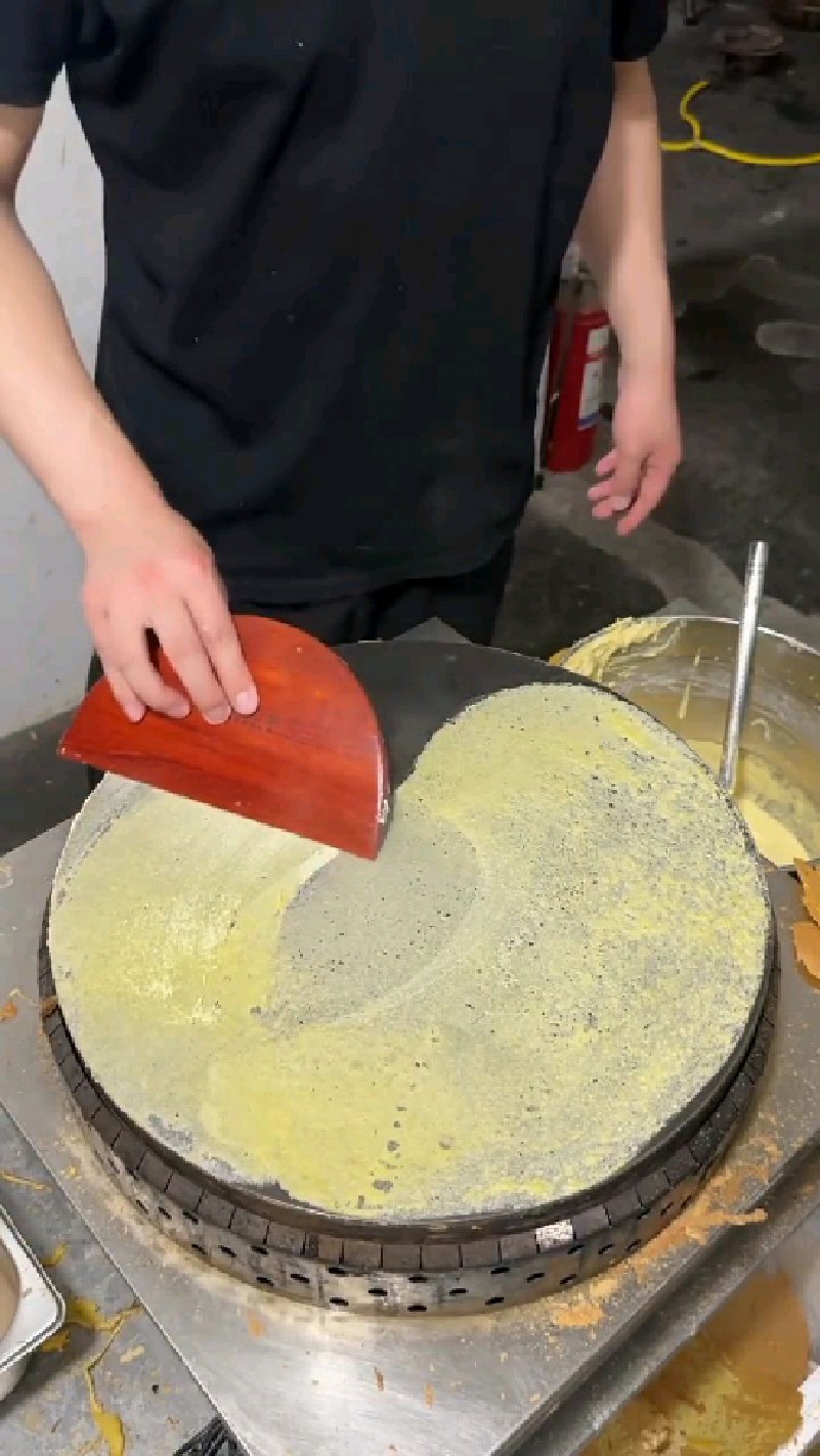师傅摊煎饼的手法清晰又简单