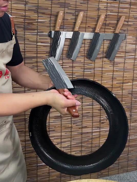 手工锻打菜刀很锋利,质量很好。握起来很舒服,特别容易上手