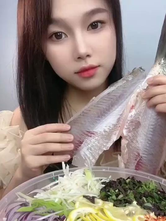 广西鱼生，看上去就是吃生鱼，不怕寄生虫吗？快去检查一下吧