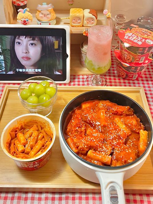一人食,晚餐韩式炸鸡+辣炒芝士年糕意面