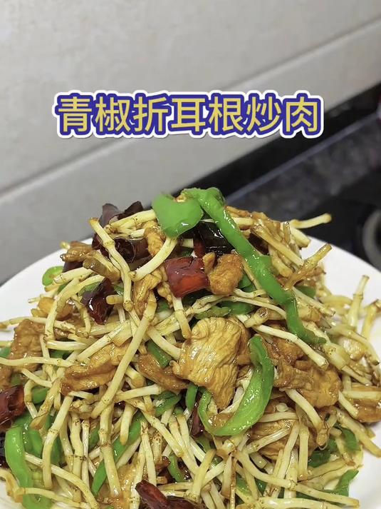 新鲜出土折耳根，脆嫩多汁，四川人夏天的下饭神器