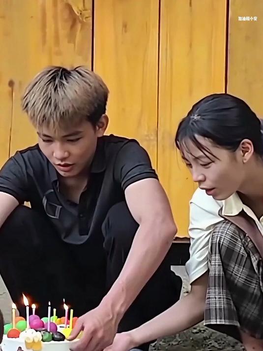 男孩生日小雪买了蛋糕，一起上山给鸡找食物