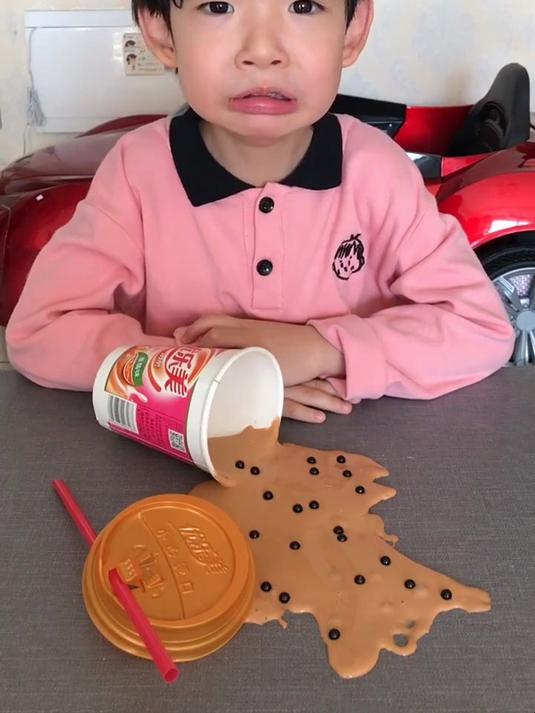 小意，奶茶怎么撒到地上了