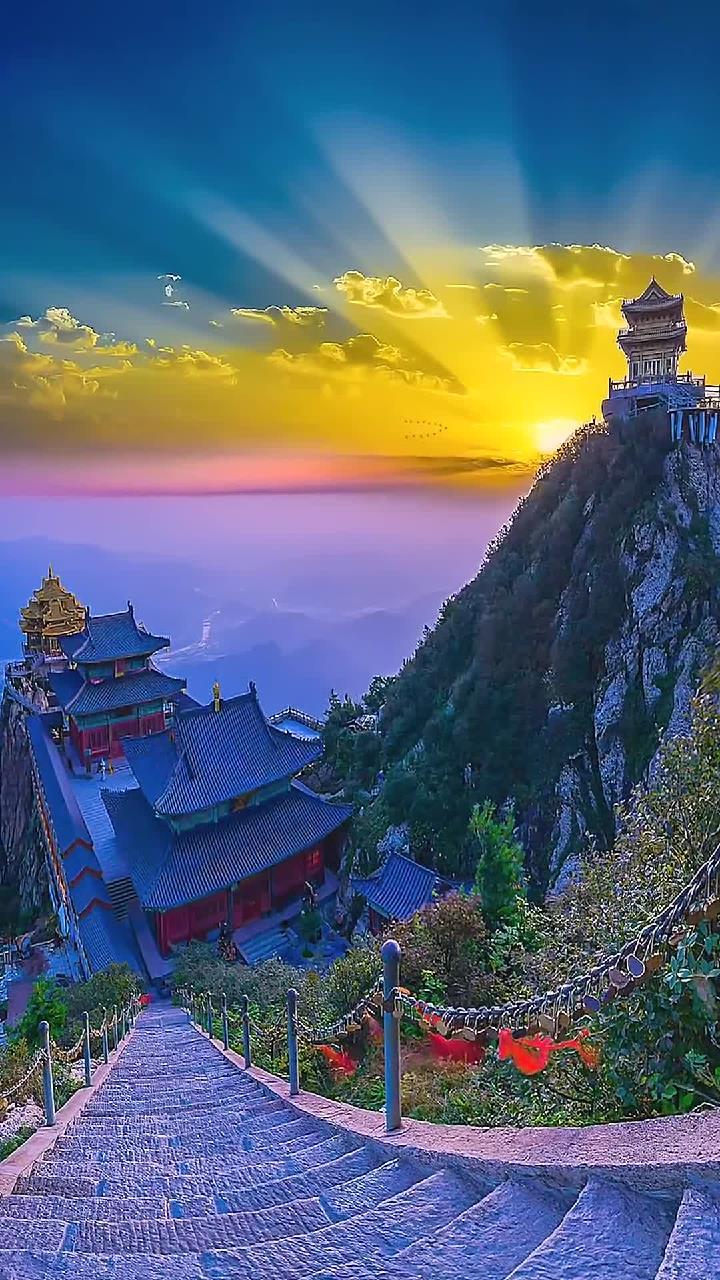 计划拍摄:晚间走廊,坐带后座的椅子,听着歌