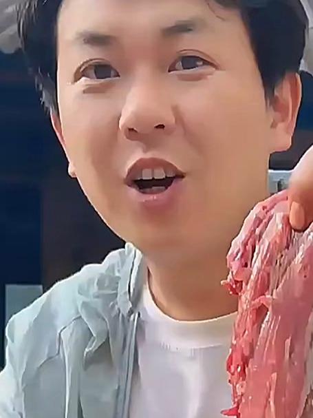 大理特色美食「凉拌生肉腌菜」,食生肉有风险,大家切勿模仿!