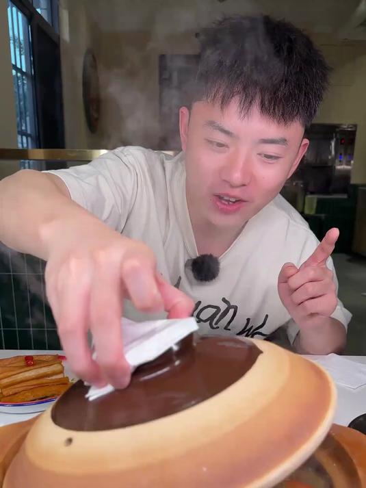 以砂锅和猛火煲制的海边鲜鸭,味道之神奇令人赞叹
