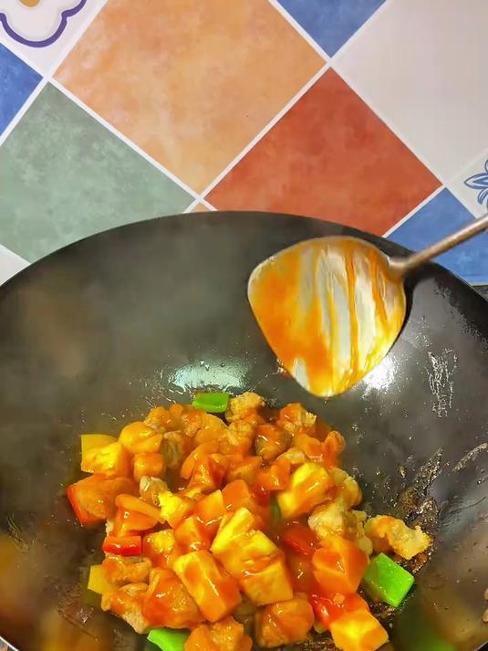 菠萝咕噜肉，酸酸甜甜外脆里嫩