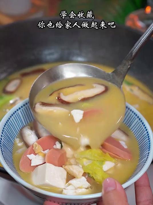 最近很火的咸鸭蛋三鲜汤,汤鲜味美