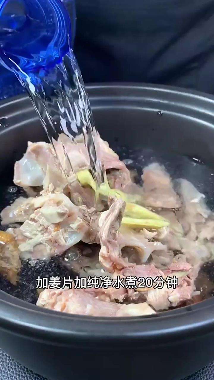 在餐馆元一份烤鸭加个鸭架汤,我老婆说好实惠,结果我元买了一整只烤鸭加一大锅鸭汤