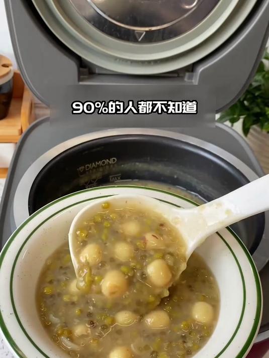 莲子百合绿豆汤搭配银耳，养生滋阴效果更佳