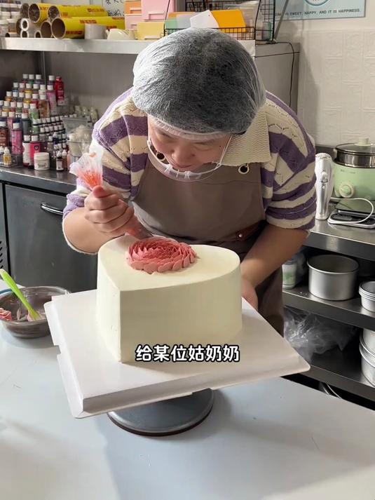 圆形蛋糕怎么切心形顾客问蛋糕你们最多发几张照片