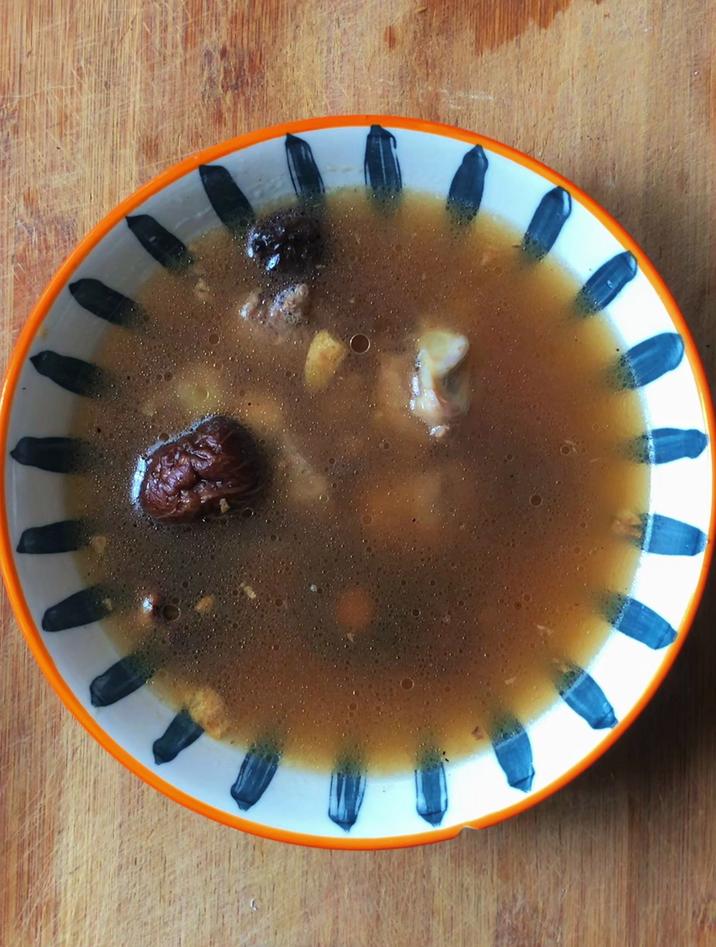 番鸭跟什么煲汤最佳,和香菇煲汤最佳