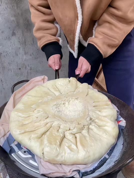 没筷子也能吃？乡村干饭魂，巨型包子配烤薯超香！