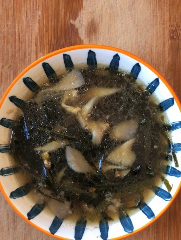 海带汤的做法简单又好吃,分享一道海带平菇汤