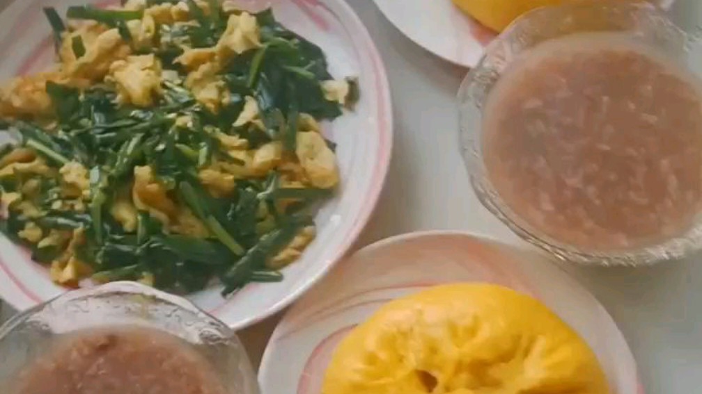 今天早餐,南瓜肉包子 煮玉米和红豆粥,配韭菜炒鸡蛋,好吃又营养