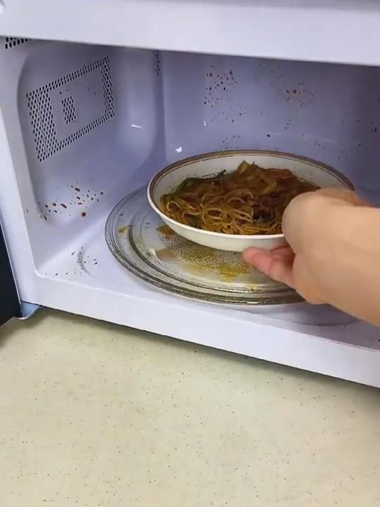 一款实用的微波炉小蒸笼,底盘加水后,就可以放进微波炉蒸食物,方便快捷#蒸笼#