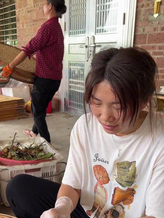 原来龙眼肉这么好做?剥壳晒干就搞定,泡水煮粥都绝了