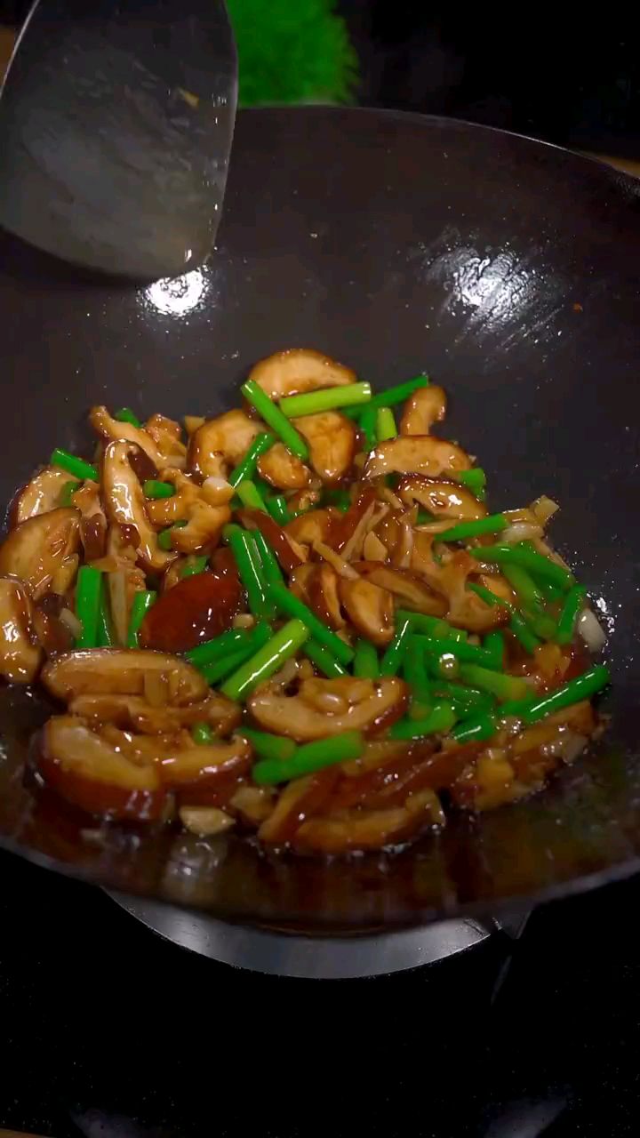 分享美食蒜薹炒香菇做法