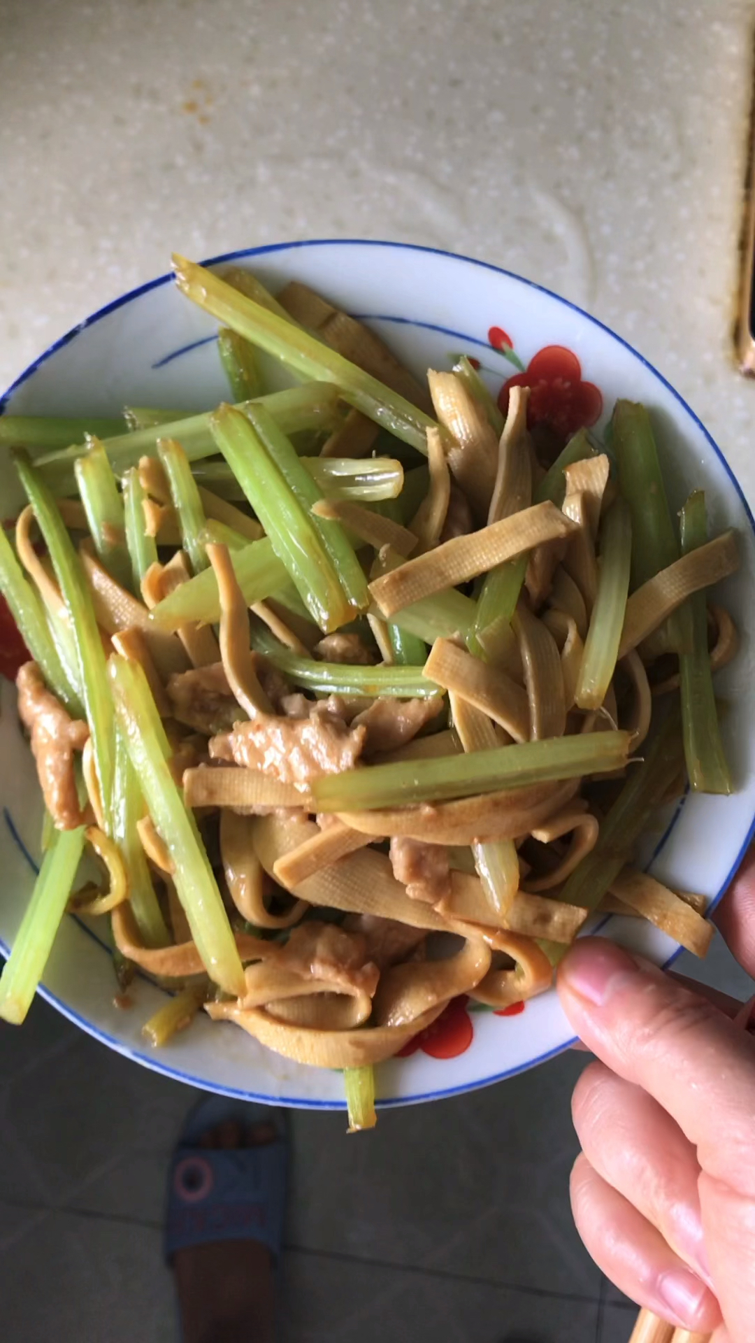 营养又饱腹的减脂餐——芹菜炒肉。中午就吃这个了,有膳食纤维又有脂肪能量。