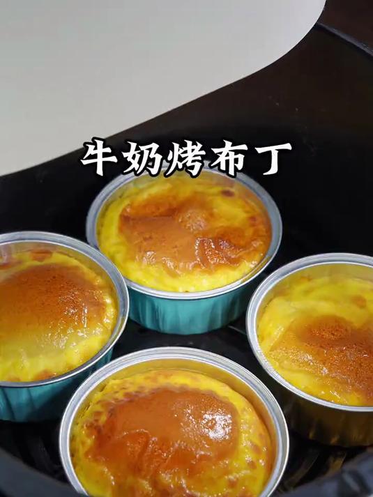 用牛奶和鸡蛋给孩子做小糕点