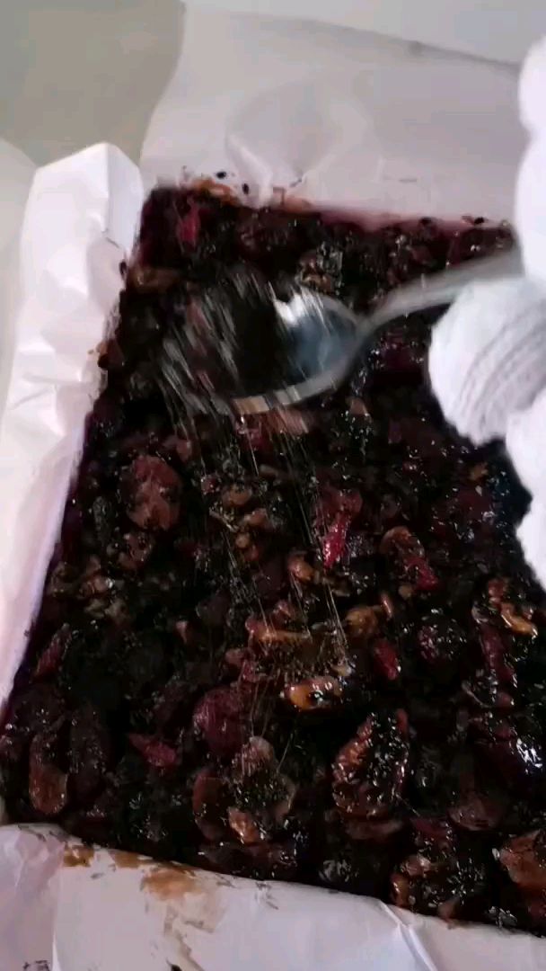 乌发固发阿胶糕配方 黑豆桑葚黄精各50克 打粉。核桃 红枣,枸杞,黑芝麻 冰糖