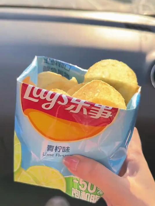 当我在高速上想吃薯片时!试试不脏手吃法