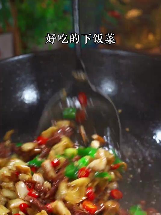 今天做了个脆黄瓜皮炒牛肉,香香辣辣的