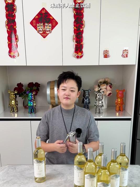 是的你没听错！来自新疆的#半甜白葡萄酒，到手六瓶还不过百！