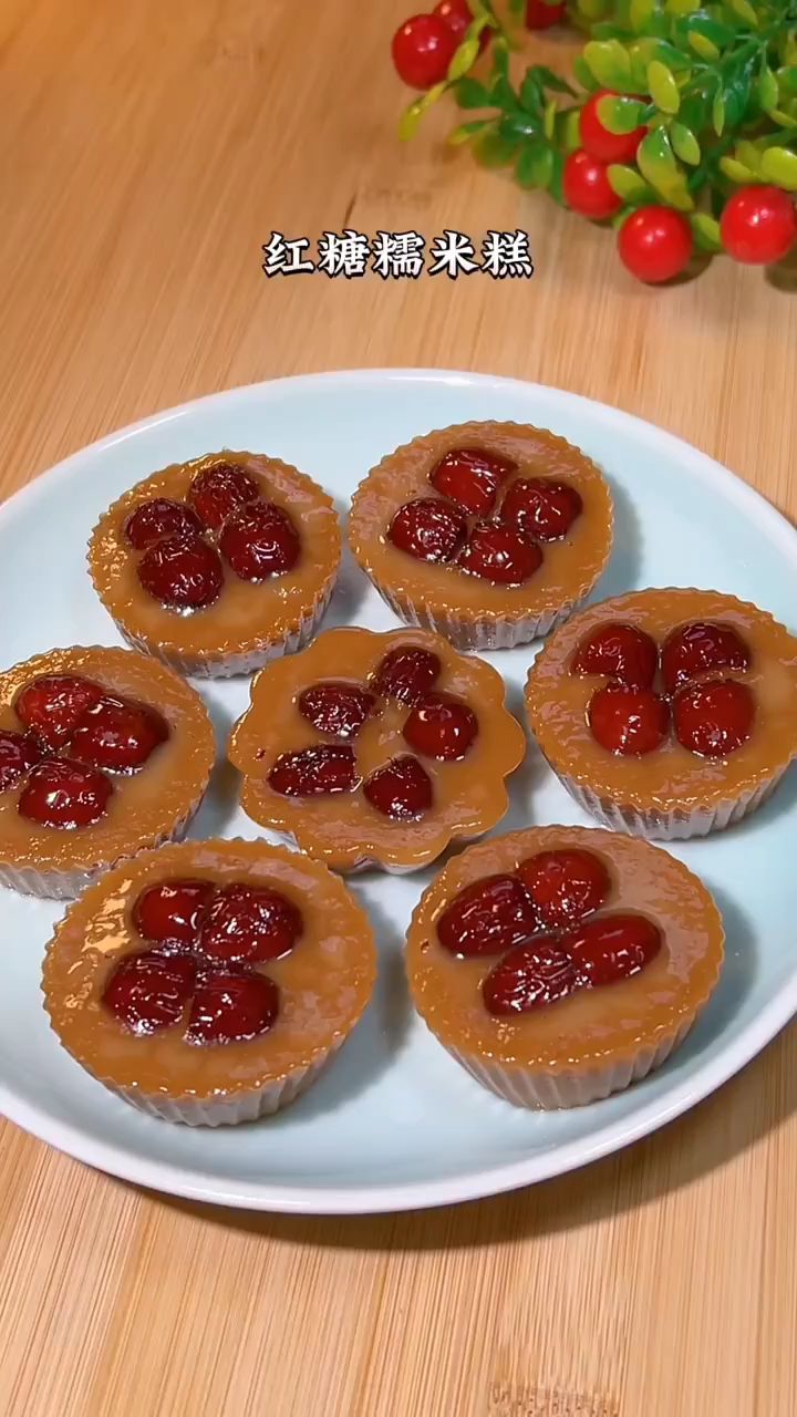 红糖糯米糕,不用烤箱,蒸一蒸就能吃,软糯拉丝!