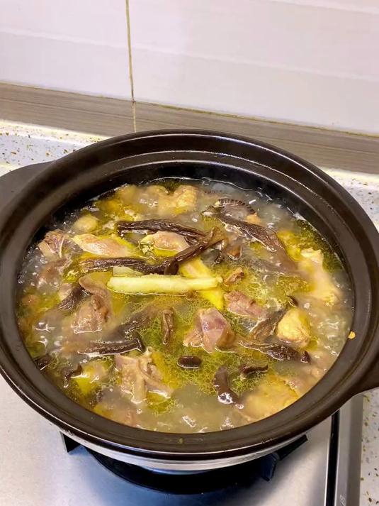 推荐大家都来试试这个鹿茸菇炖鸡,鸡肉鲜嫩