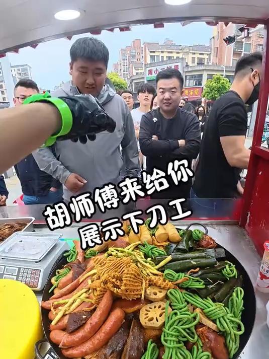 90后小伙带你沉浸式体验摆摊卖卤菜