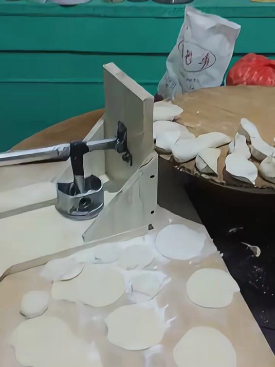 废旧小活塞制作压饺子皮神器