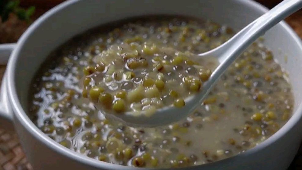 夏日最爱的绿豆沙西米露,特别简单,超好喝 夏日最爱的绿豆沙西米露,特别简单,冰冰凉凉超好喝