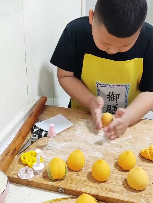 看看9岁萌娃给姥姥蒸的寿桃馒头蛋糕有多好