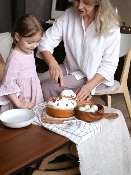 外国小女孩要跟奶奶学做可口甜美的蛋糕